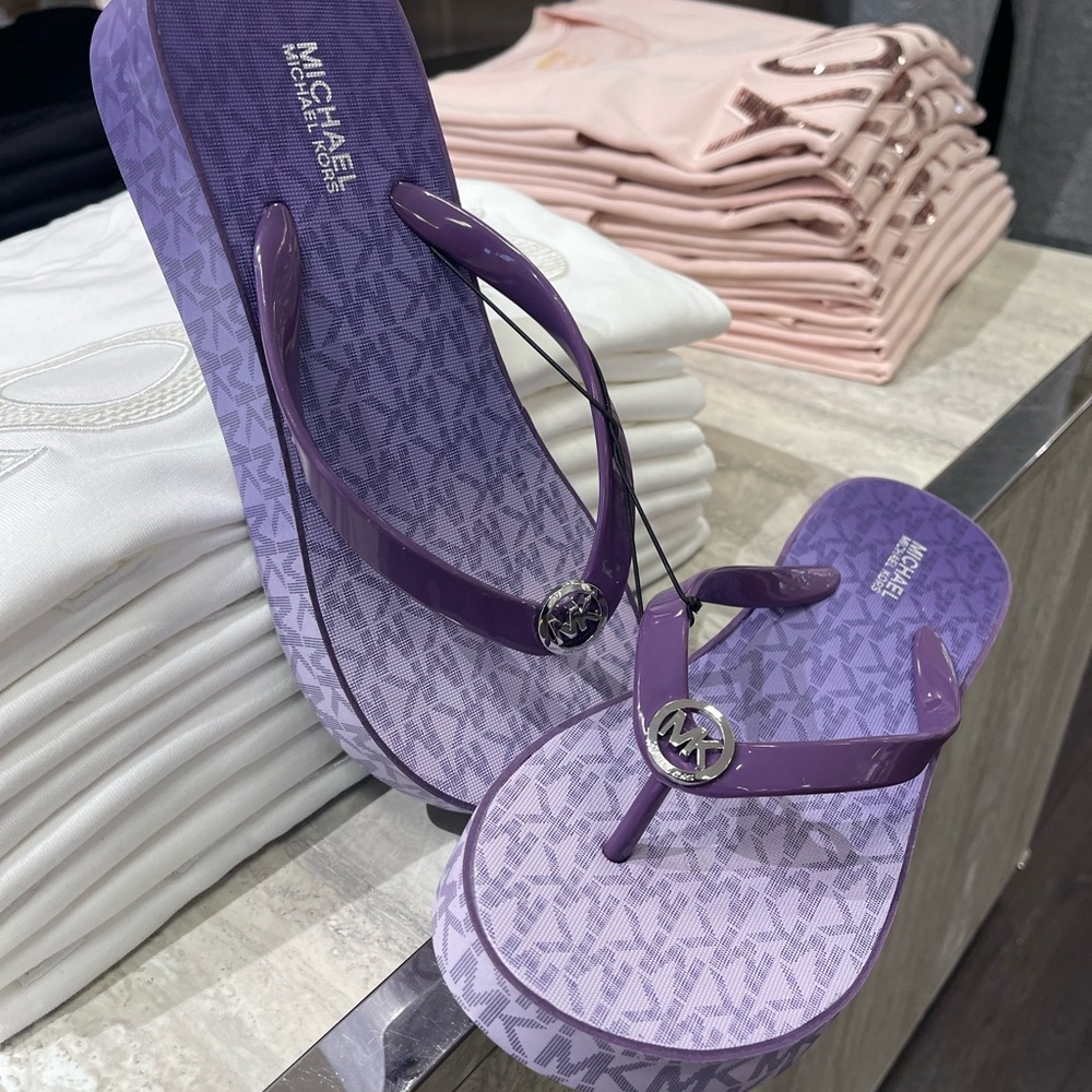 Michael Kors BEDFORD FLIP FLOP
PVC/OMBRE MK SIG
49R6BDFA1Q
Dark Purple 
Platform - Picture 3 of 16